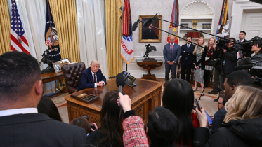 ওভাল অফিসে নির্বাহী আদেশে সই দেওয়ার সময় সাংবাদিকদের প্রশ্নের জবাব দেন ট্রাম্প। ছবি: এএফপি