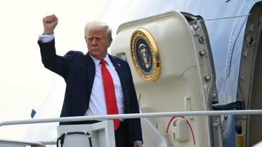 এয়ার ফোর্স ওয়ানে ওঠার আগে ট্রাম্প। ছবি: এএফপি