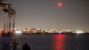 যুক্তরাষ্ট্রে উড়োজাহাজ-হেলিকপ্টার সংঘর্ষের পর পটোম্যাক নদীতে উদ্ধারকাজ চলছে। ছবি: এএফপি