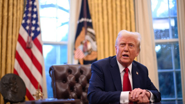 ওভাল অফিসে সাংবাদিকদের সঙ্গে কথা বলছেন ট্রাম্প। ছবি: এএফপি