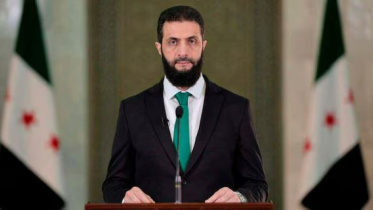 দামেস্কে ভাষণ দিচ্ছেন সিরিয়ার নতুন প্রেসিডেন্ট আহমেদ আল-শারা। ছবি: এএফপি