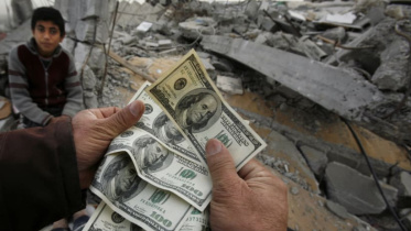 উত্তর গাজার জাবালিয়ায় হামাসের প্রতিনিধির কাছ থেকে অর্থ সহায়তা নিচ্ছেন ফিলিস্তিনিরা। ফাইল ছবি: রয়টার্স