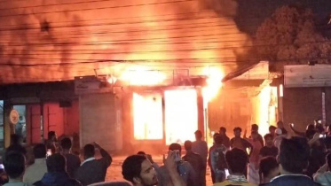 গাজিপুরে আগুনে পুড়েছে দুই দোকান। ছবি: সংগৃহীত