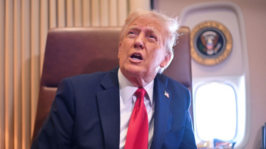 এয়ারফোর্সের ওয়ানে ডোনাল্ড ট্রাম্প। ছবি: এএফপি