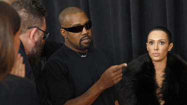 গ্র্যামিতে কানিয়ে ওয়েস্ট ও বিয়াঙ্কা সেন্সরি। ফাইল ছবি: এএফপি