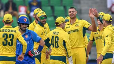 Australia's Spencer Johnson (3R) celebrates with teammates.jpg