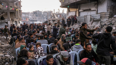 উত্তর গাজার জাবালিয়ায় প্রথম রমজানের ইফতার করতে বসেছেন ফিলিস্তিনি মুসলিমরা। ছবি: এএফপি 