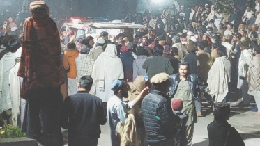 খাইবার পাখতুনখোয়ার সেনানিবাসে আত্মঘাতি হামলায় আহতদের হাসপাতালে নিয়ে আসা হয়। ছবি: ডন/রয়টার্স