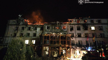 জেলেন্সকির শহর ক্রাইভি রিগের এই হোটেলে ক্ষেপণাস্ত্র হামলা হয়। ছবি: এএফপি