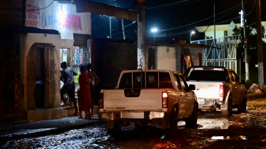 ইকুয়েডরের গুয়াকুইলে রক্তক্ষয়ী সংঘর্ষে ২২ জন নিহত হওয়ার পর সেখানে পিকআপ চলছে। ছবি: এএফপি