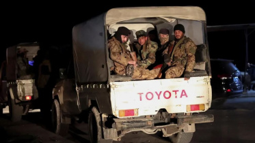 সিরিয়ায় আসাদপন্থিদের হামলা প্রতিরোধে সরকারি বাহিনীর সদস্যরা রওনা হচ্ছেন। ছবি: রয়টার্স