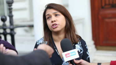 গণমাধ্যমের সঙ্গে কথা বলছেন লেবার পার্টির এমপি টিউলিপ সিদ্দিক। ফাইল ছবি: এএফপি