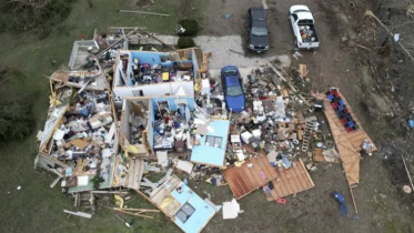 শনিবার ওয়েইন কাউন্টিতে ভয়াবহ ঝড়ে ধ্বংসপ্রাপ্ত একটি বাড়ি। ছবি: ইউএনবি/এপি