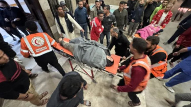 খান ইউনিসের নাসের হাসপাতালে আহত ফিলিস্তিনিদের নিয়ে আসা হচ্ছে। ছবি: সংগৃহীত 