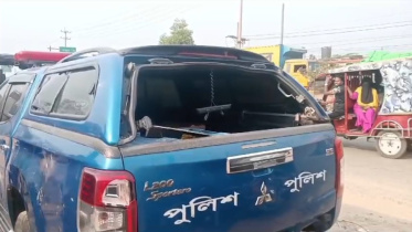 আশুলিয়ার বলিভদ্র এলাকায় ইটপাটকেল নিক্ষেপ করে পুলিশের দুইটি গাড়ির কাঁচ ভেঙে ফেলে উত্তেজিত জনতা। ছবি: সংগৃহীত