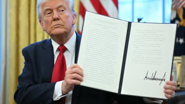 বিদেশি গাড়ি আমদানিতে ২৫ শতাংশ শুল্ক আরোপ করলেন ট্রাম্প। ছবি: এএফপি