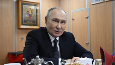 ডুবোজাহাজের নাবিকদের সঙ্গে কথা বলছেন রুশ প্রেসিডেন্ট পুতিন। ছবি: এএফপি