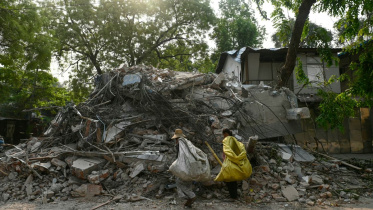 মিয়ানমারে ভূমিকম্পে ধসে পড়া একটি বাড়ি। ছবি: এএফপি