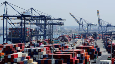 ট্রাম্পের শুল্ক যুদ্ধ বিশ্ব বাণিজ্যে বিরূপ প্রতিক্রিয়া ফেলতে পারে। প্রতীকী ছবি: রয়টার্স