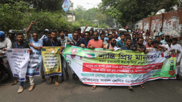 ইতালির ভিসা জটিলতা নিরসনের দাবিতে বিক্ষোভ। ছবি: প্রবীর দাস/স্টার 