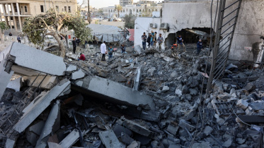 ইসরায়েলের আল-আহলি হাসপাতালে ইসরায়েলি বিমান হামলায় ব্যাপক ধ্বংসযজ্ঞ। ছবি: এএফপি