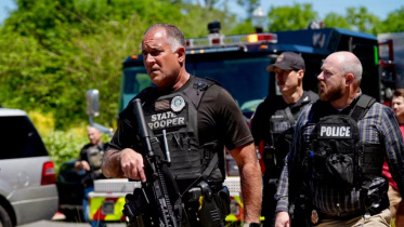 ফ্লোরিডা স্টেট ইউনিভার্সিটিতে বন্দুকধারীর হামলার পর ঘটনাস্থলে পুলিশ এসে পৌঁছায়। ছবি: রয়টার্স