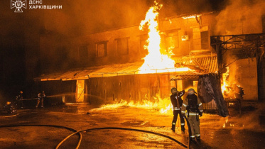 পোলতাভায় রুশ ড্রোন হামলার পর আগুন নেভাতে ব্যস্ত ইউক্রেনের জরুরি সেবাদাতা সংস্থার কর্মীরা। ফাইল ছবি: এএফপি (২২ এপ্রিল, ২০২৫) 