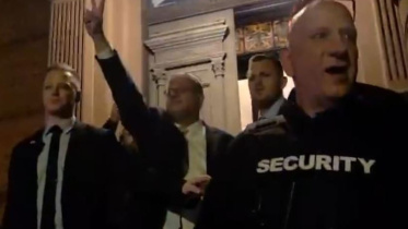 বিক্ষোভকারীদের দিকে আঙুল দিয়ে বিজয়সূচক ‘ভি চিহ্ন’ দেখাচ্ছেন ইতামার বেন গভি। ছবি: বেন গভির কার্যালয়