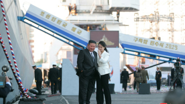 মেয়েকে নিয়ে রণতরীর অস্ত্র পরীক্ষা পর্যবেক্ষণ করেন কিম জং উন। ছবি: এএফপি