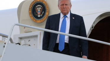 এয়ারফোর্স ওয়ান থেকে নেমে আসছেন প্রেসিডেন্ট ট্রাম্প। ছবি: এএফপি