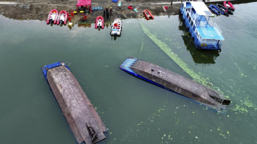 নৌকাডুবির পর পানিতে পড়ে যাওয়া মানুষ উদ্ধারের কাজ চলছে। ছবি: শিনহুয়ার সৌজন্যে