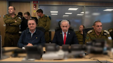 (বাম থেকে ডানে) ইসরায়েলের প্রতিরক্ষামন্ত্রী ইসরায়েল ক্যাটজ, প্রধানমন্ত্রী বেনিয়ামিন নেতানিয়াহু ও আইডিএফের চিফ অব স্টাফ লেফটেন্যান্ট জেনারেল ইয়াল জামিরকে অন্যান্য কর্মকর্তাদের সঙ্গে সামরিক অভিযানের দেখভাল করতে দেখা যাচ্ছে। ছবি: ইসরায়েলি প্রতিরক্ষা মন্ত্রণা