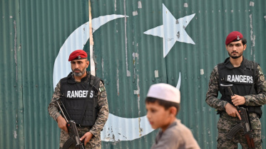 পাকিস্তানে আধা-সামরিক বাহিনীর সদস্যরা সরকারি ভবন পাহারা দিচ্ছেন। ছবি: এএফপি