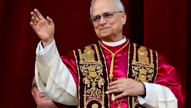বিশ্বের ১৪০ কোটি ক্যাথলিকের নতুন ধর্মগুরু নির্বাচিত হয়েছেন যুক্তরাষ্ট্রের কার্ডিনাল রবার্ট ফ্রান্সিস প্রেভোস্ট। ছবি: এএফপি