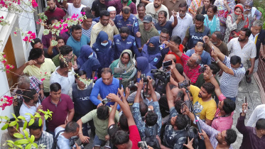 নারায়ণগঞ্জ সিটি কর্পোরেশনের (নাসিক) সাবেক মেয়র ডা. সেলিনা হায়াৎ আইভীকে আজ শুক্রবার সকাল পৌনে ছয়টার দিকে গ্রেপ্তার করেছে পুলিশ। ছবি: স্টার