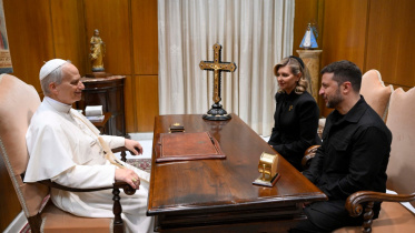 জেলেনস্কি ও তার স্ত্রী ওলেনা জেলেনস্কার সঙ্গে দেখা করেন পোপ চতুর্দশ লিও। ছবি: এএফপি