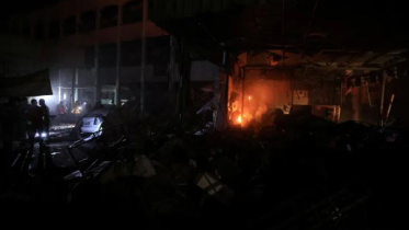 সূর্যোদয়ের সময় ইসরায়েলি হামলায় গাজার আল-দারাজ মহল্লার ফাহমি আল-জারজাওয়ি স্কুলে আগুন ধরে যায়। ছবি: রয়টার্স