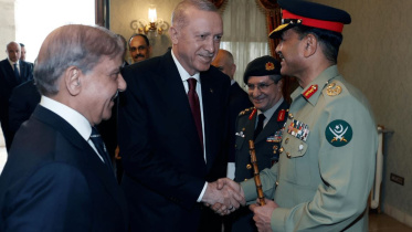 তুরস্কের প্রেসিডেন্ট এরদোয়ানের সঙ্গে বৈঠক করেন পাকিস্তানের প্রধানমন্ত্রী শেহবাজ শরিফ ও সেনাপ্রধান আসিম মুনির। ছবি: ডন 