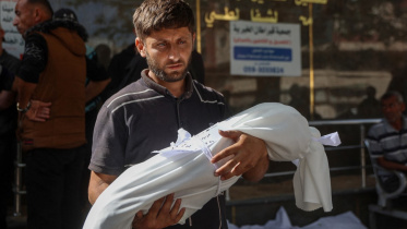 নিহত শিশুর মরদেহ কোলে এক ফিলিস্তিনি। ছবি: এএফপি