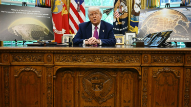 গোল্ডেন ডোম প্রতিরক্ষা ব্যবস্থার ঘোষণা দিচ্ছেন ট্রাম্প। ছবি: এএফপি