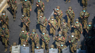 সরকারবিরোধী বিক্ষোভ দমন করছে মিয়ানমারের সেনাবাহিনী। ফাইল ছবি: রয়টার্স