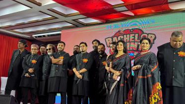 নতুন সিজনের মুক্তি উপলক্ষে আয়োজিত সংবাদ সম্মেলনে ব্যাচেলর পয়েন্টের অভিনয়শিল্পী ও কলাকুশলীরা উপস্থিত ছিলেন। ছবি: স্টার 