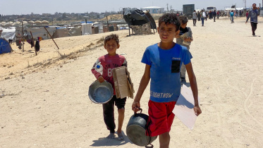 গাজার ত্রাণকেন্দ্র থেকে খালি হাতে ফিরছে ফিলিস্তিনি শিশুরা। ফাইল ছবি: এএফপি (২৮ মে, ২০২৫)