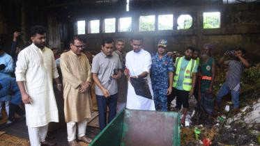 ডিএসসিসির আবর্জনা অপসারণ কার্যক্রম পরিদর্শন করেন স্থানীয় সরকার উপদেষ্টা আসিফ মাহমুদ সজীব ভূঁইয়া। ছবি: স্টার  