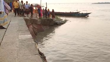 পদ্মা সেতু প্রকল্প রক্ষা বাঁধে ভাঙন। শরীয়তপুরের জাজিরার নাওডোবা জিরো পয়েন্ট এলাকায়. ছবি: পলাশ খান/স্টার 