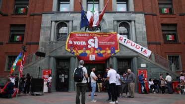 ইতালির গণভোটে হ্যাঁ ভোট দেওয়ার আহ্বান জানিয়ে প্রচারণা। ছবি: রয়টার্স