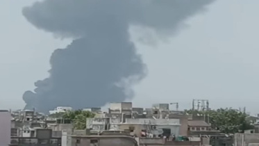 আহমেদাবাদে বিধ্বস্ত উড়োজাহাজ। ছবি: সংগৃহীত/স্ক্রিণশট