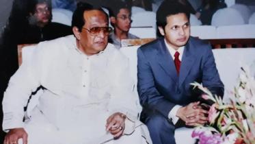 নায়ক রাজ রাজ্জাক ও তার ছেলে সম্রাট। ফাইল ছবি: সংগৃহীত