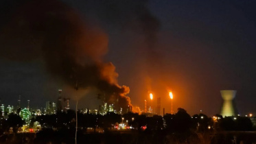 ইরানের হামলায় ইসরায়েলের বাজান তেল পরিশোধনাগার ও সংলগ্ন বিদ্যুৎ উৎপাদন কেন্দ্রে আগুন ধরে যায়। ছবি: সংগৃহীত