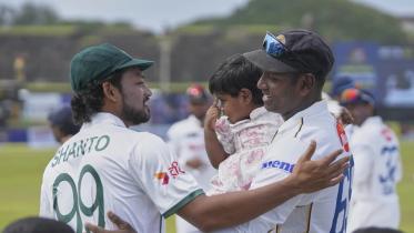 Najmul Hossain Shanto congratulates Angelo Mathews